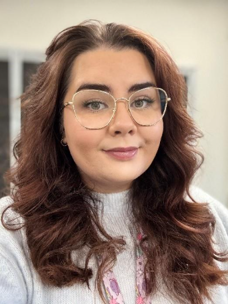 A person with long brown hair wearing glasses

AI-generated content may be incorrect.